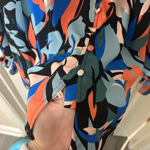 Entro Abstract Blouse in Size Medium - Picture 5 of 8